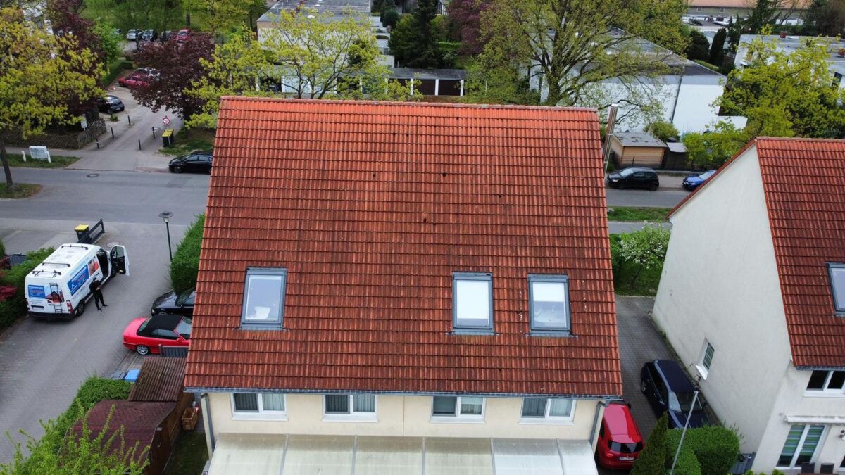 Dachreinigung & Werterhalt für Dächer | HausEner