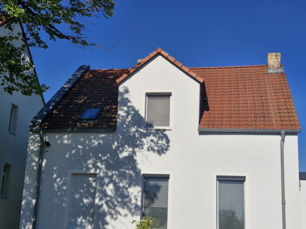 Dachreinigung & Werterhalt für Dächer | HausEner